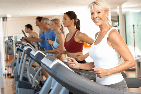 Кардио тренинг на траци за трчање ће вам помоћи да изгубите тежину у стомаку и боковима