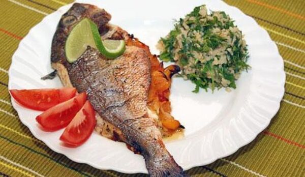 Посна риба са салатом на менију са гихт дијетом